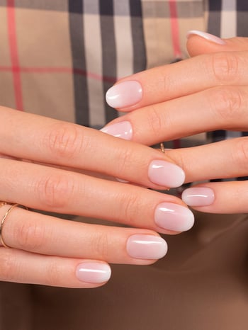 unghie color naturale lattiginoso